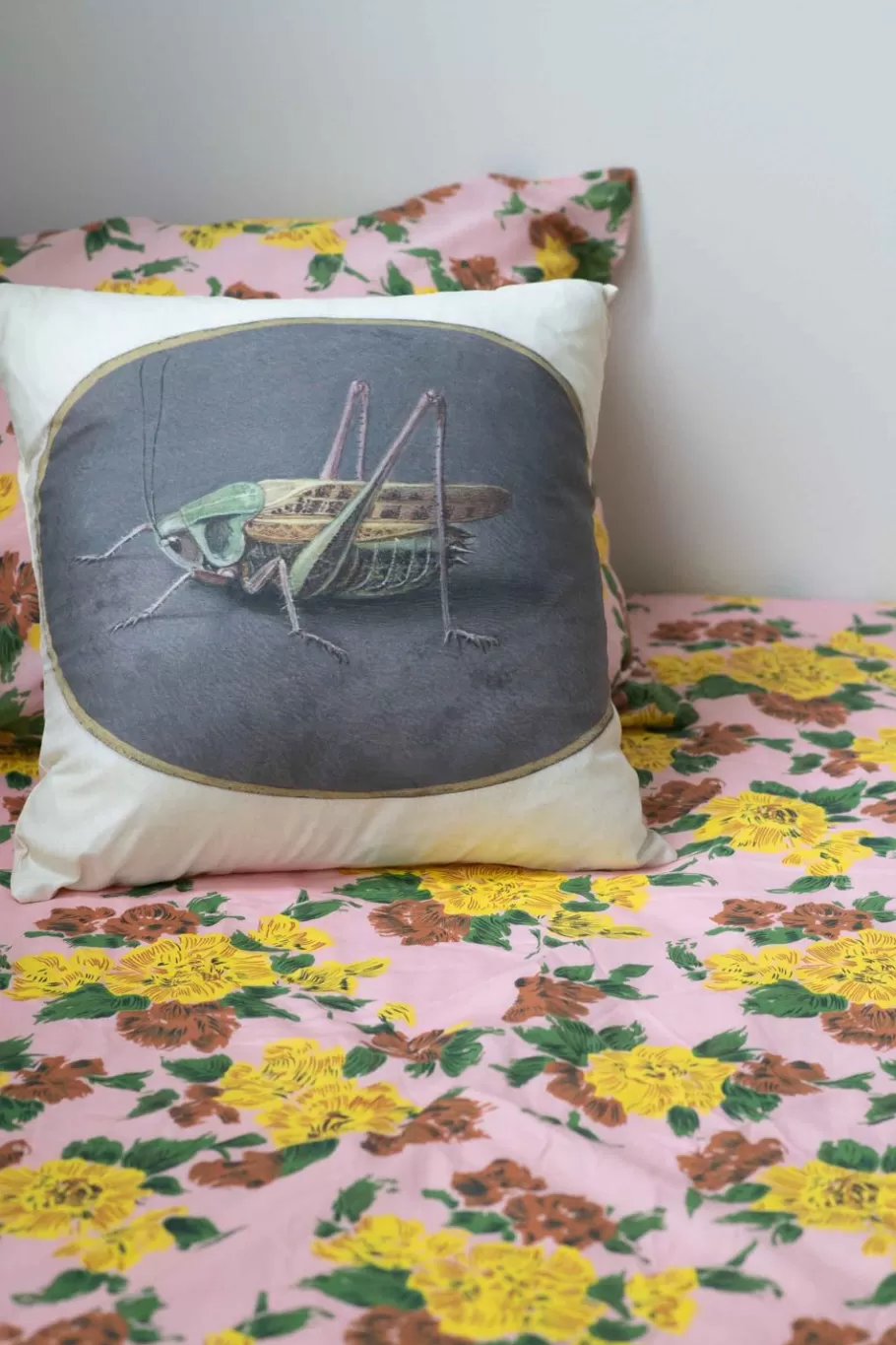Women Lazybones Grasshopper Cushion Cover